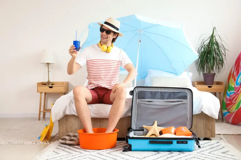 Professionista in vacanza con laptop e cocktail, marketing digitale anche in estate